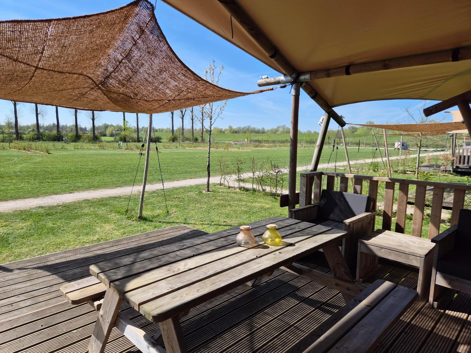 De Hazelaarshof Luxe Glampingtent Bij Natuurgebied De Millingerwaard Luxury tent Kekerdom